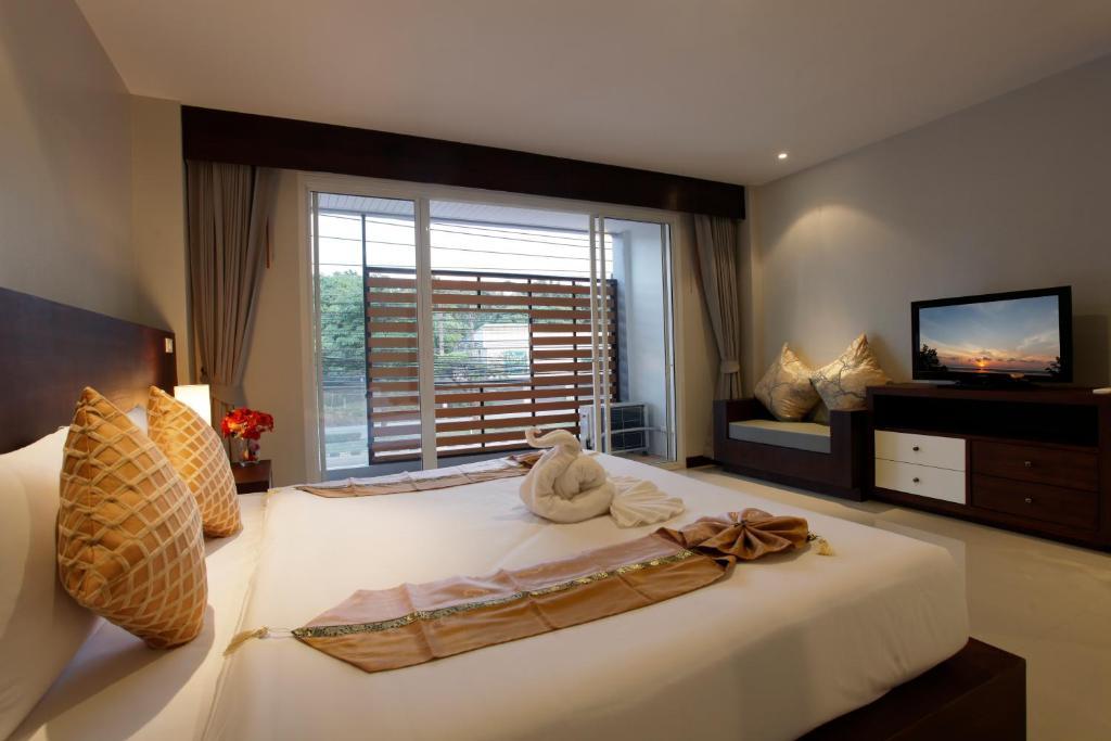 Nize Hotel - Sha Plus Phuket Exterior photo