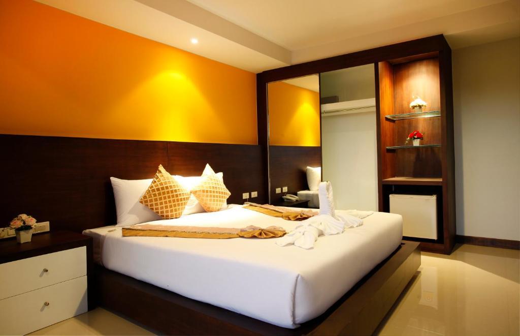 Nize Hotel - Sha Plus Phuket Exterior photo