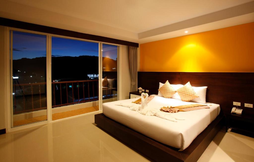 Nize Hotel - Sha Plus Phuket Room photo
